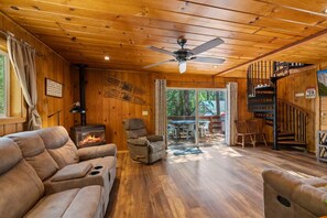 TV, fireplace, DVD player - Rivers Resort Cabin #4 (Strawberry)