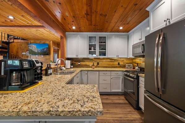 Refrigerador, microondas, horno y parrilla de estufa 