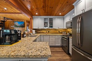 冰箱、微波炉、烤箱、炉灶