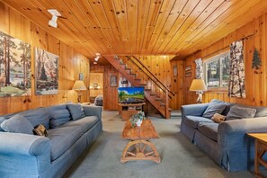 TV, fireplace, DVD player - Rivers Resort Cabin #5 (Strawberry)