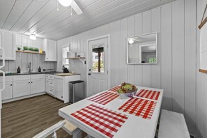 Dining - Rivers Resort Cabin #6 (Strawberry)