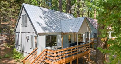 Strawberry Cabin w/ River View 10 min to Pinecrest