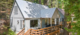 Strawberry Cabin w/ River View 10 min to Pinecrest