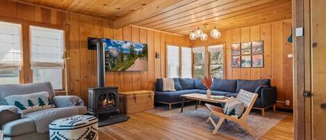 Televisión, chimenea y futbolito