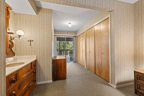 Bathtub, towels