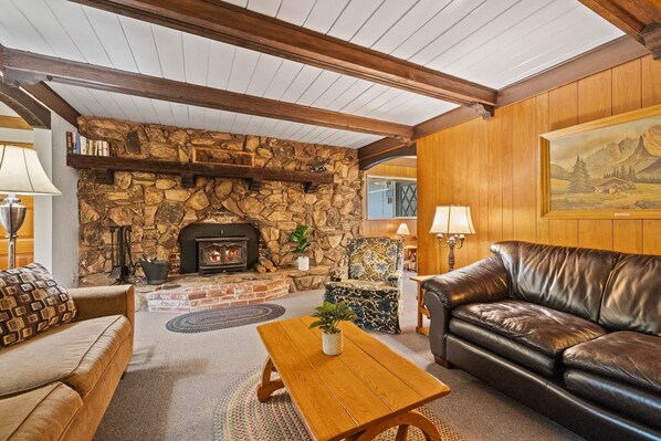 تلفزيون، مدفأة، مشغل دي في دي