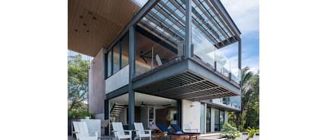 Piscine extérieure, piscine à débordement