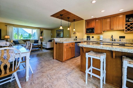 Fridge, microwave, oven, stovetop. Country View Cottage #1: Uncorked