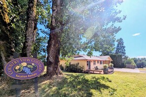 A sign for Country View Cottages indicating vacation rentals.