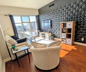 Smart TV, computer monitors