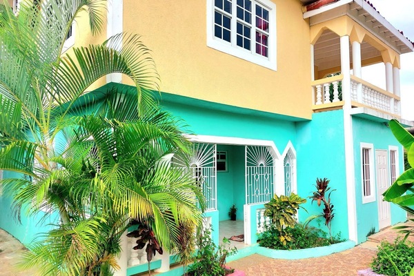 The colorful Villa Anita invites you, your family and friends to relax.