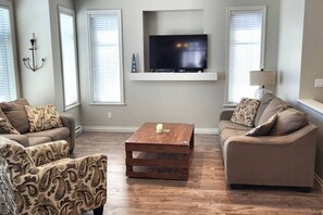 Smart TV, fireplace - Beachy Vino Cottage #125 (Osoyoos)