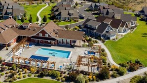 Un quartier résidentiel avec des maisons, une piscine et une pelouse bien entretenue.