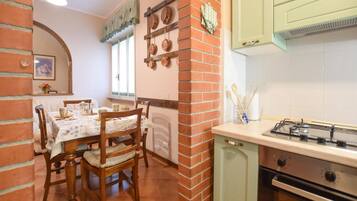 Frigorifero, piano cottura, lavastoviglie