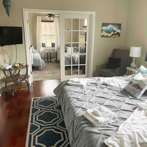 4 bedrooms, desk, iron/ironing board, WiFi - Large Luxury Mountain Home: Hot Tub~Fire-pit~Wi-Fi (Lexington)