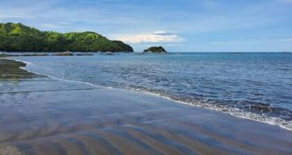 Comfy Beachtown Retreat