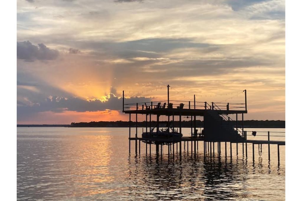 Sunset Lover's Lakeside Retreat