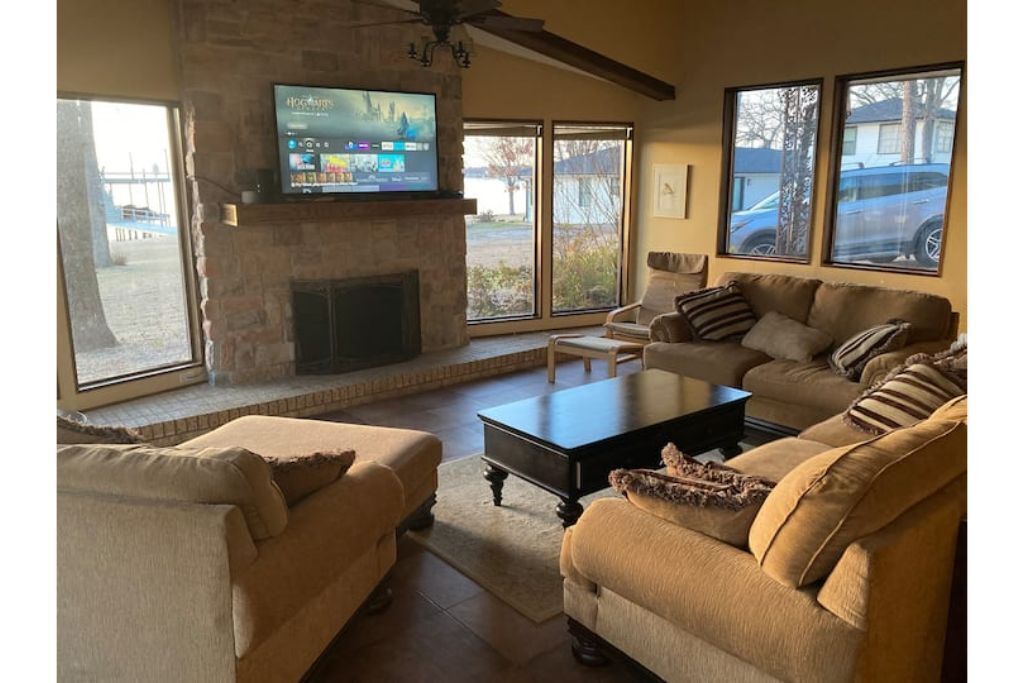 Sunset Lover's Lakeside Retreat