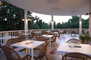 รับประทานอาหารกลางแจ้ง