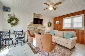 TV, fireplace - Mountain Home Cabin w/ Fire Pit < 1 Mi to Lake! (Mountain Home)