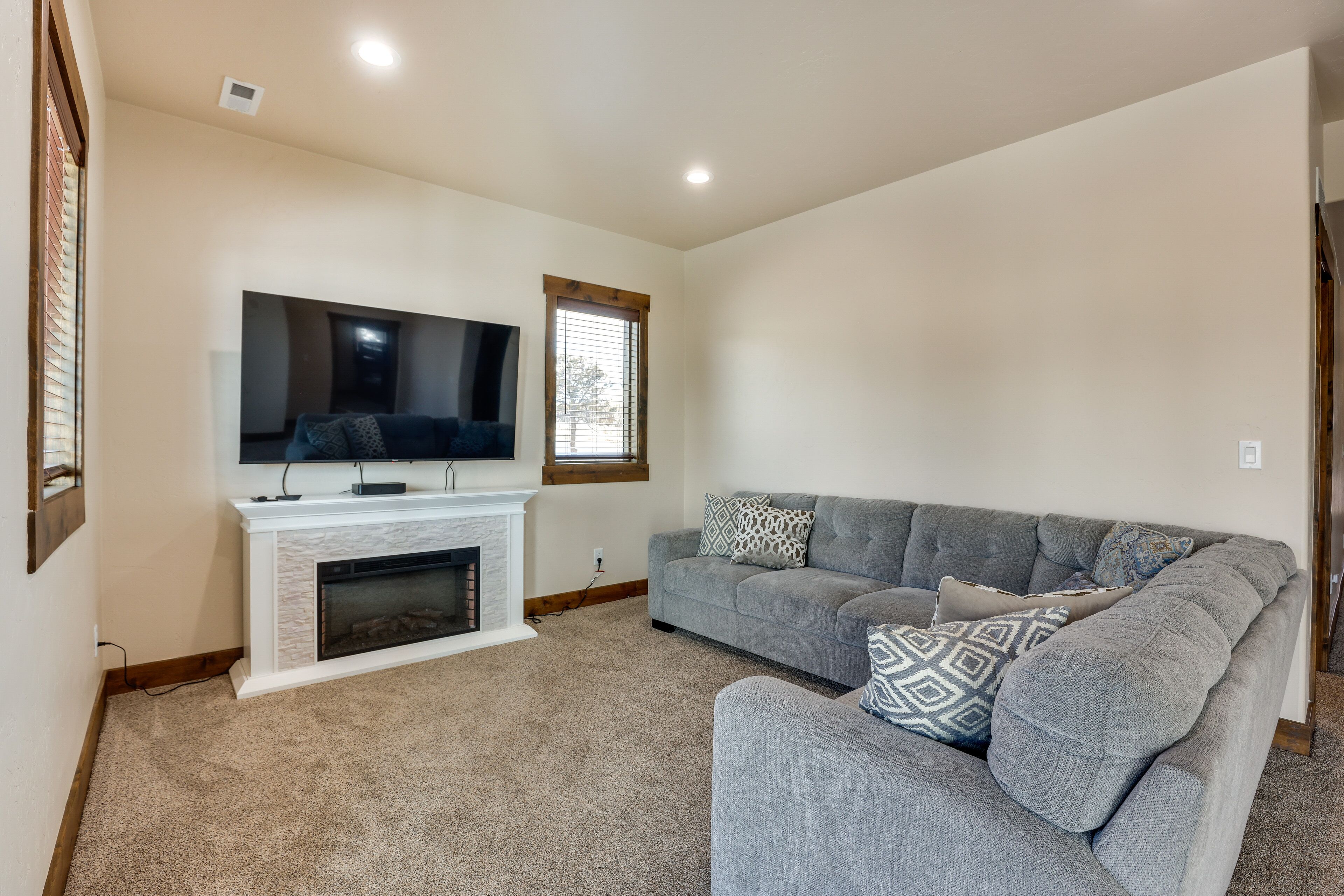 Spacious Cabin Home ~ 3 Mi to Granby Ranch