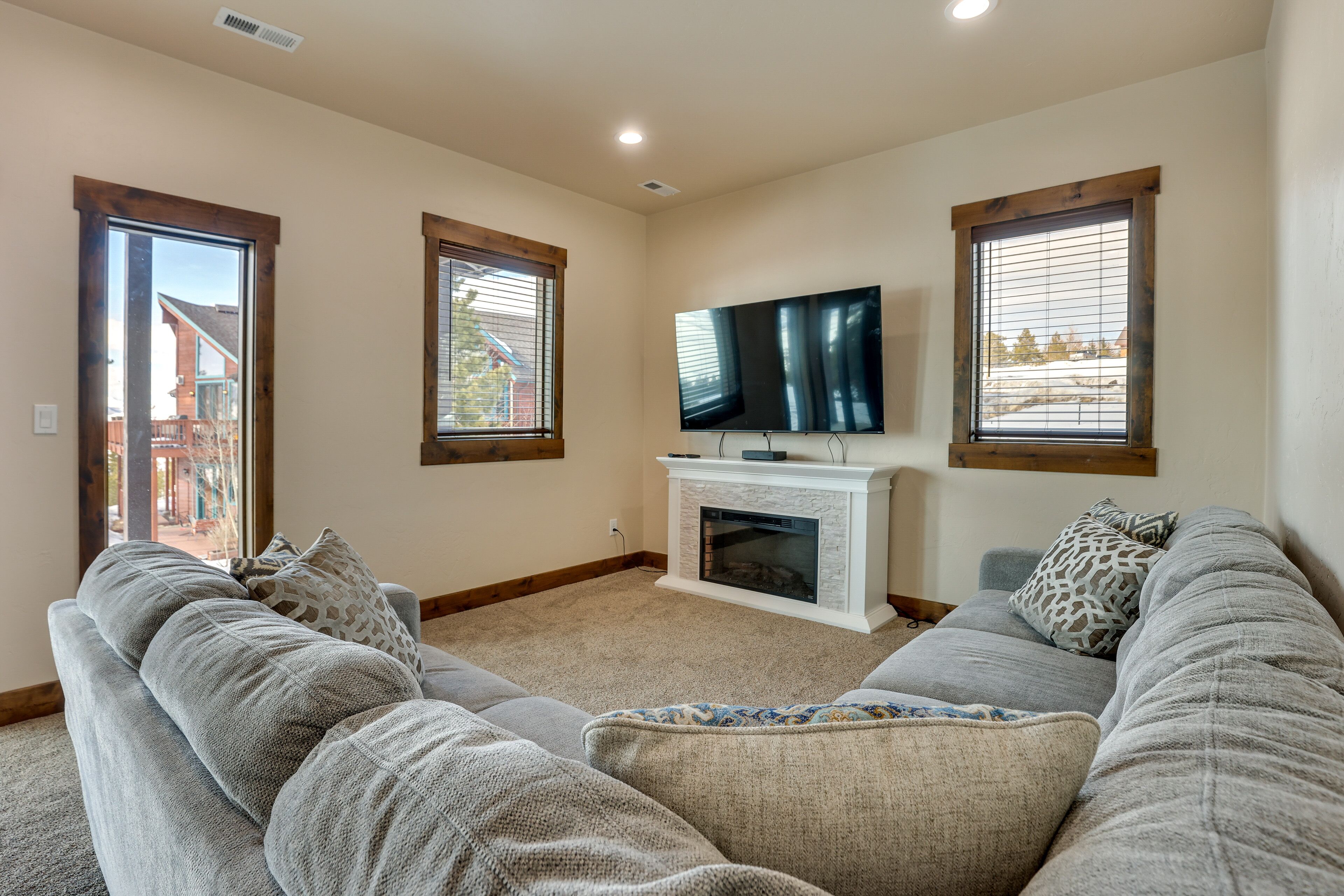 Spacious Cabin Home ~ 3 Mi to Granby Ranch