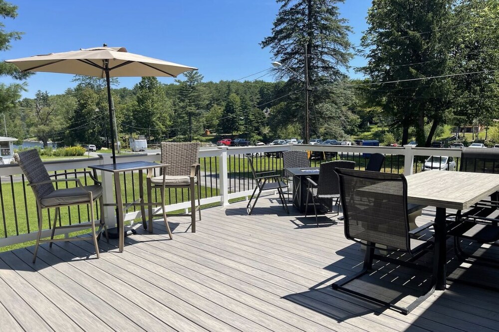 Mayfield Home with view, walking distance to lake & located on snowmobile trail!