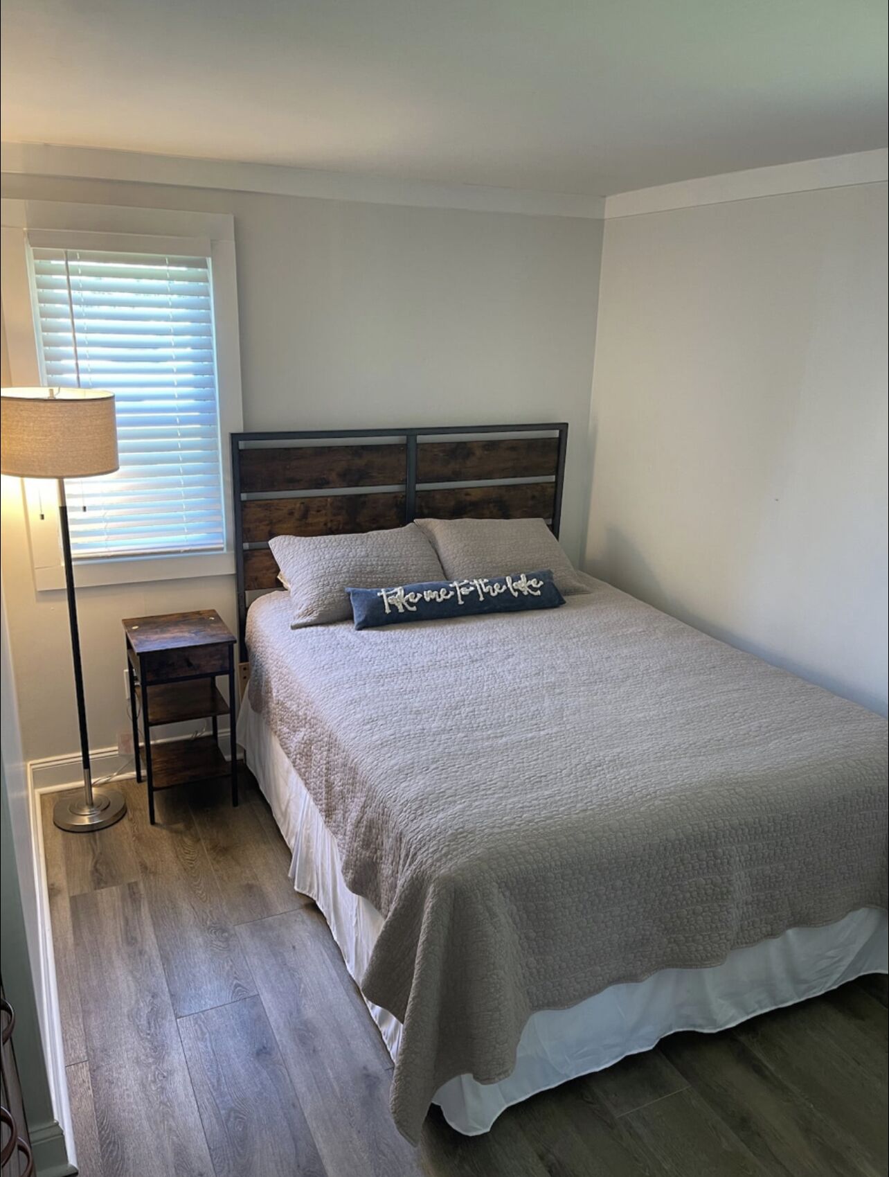 Mayfield Home with view, walking distance to lake & located on snowmobile trail!