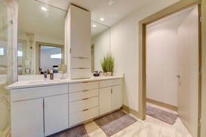Hair dryer, towels - Modern Home with Yard 3 Mi to Uptown Charlotte! (Charlotte)