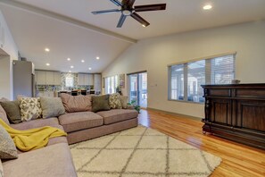 TV, books - Modern Home with Yard 3 Mi to Uptown Charlotte! (Charlotte)