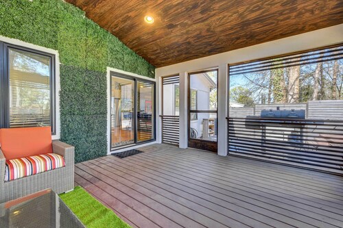 Modern Home with Yard 3 Mi to Uptown Charlotte!