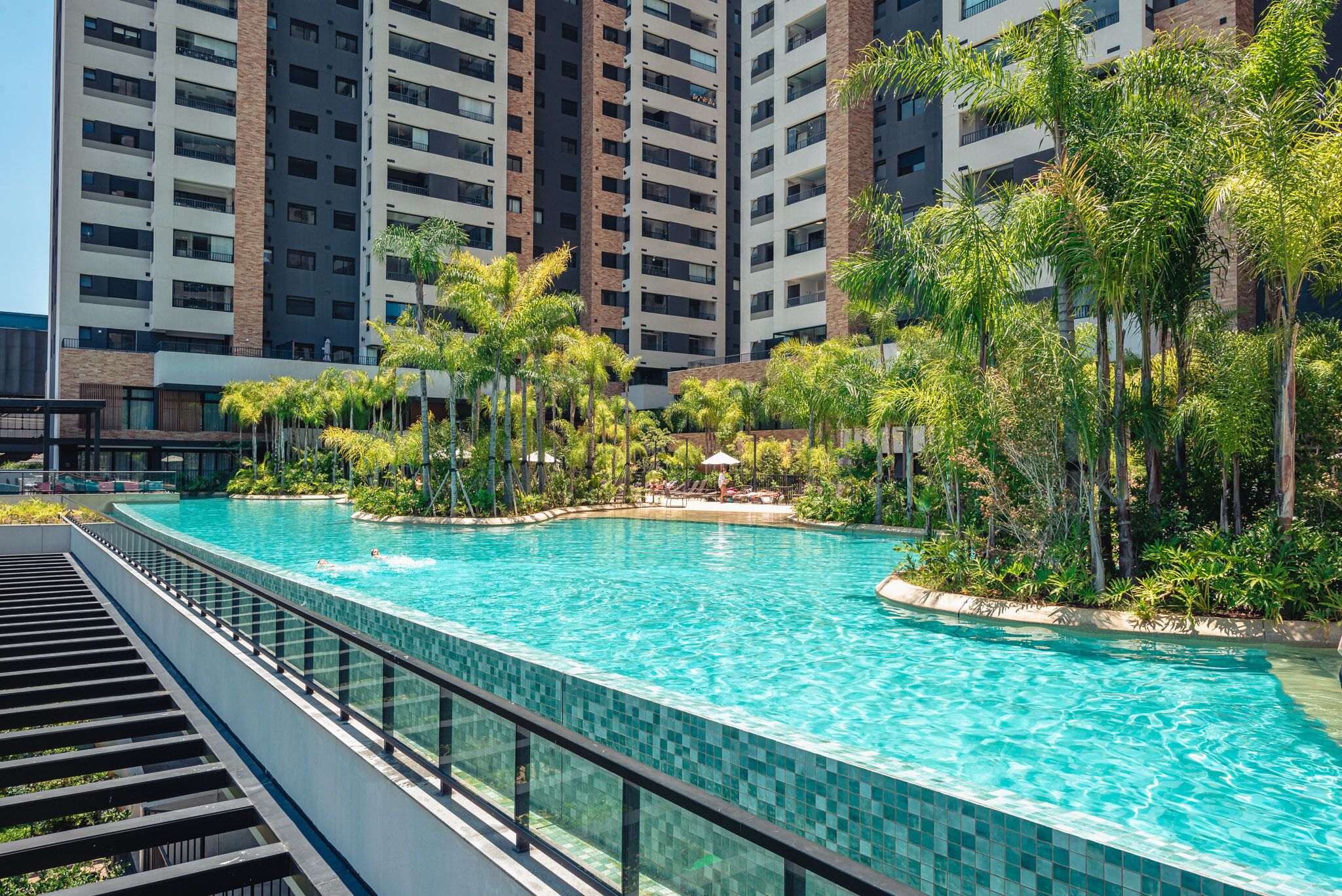 Alberca al aire libre, sombrillas en la alberca y camastros 