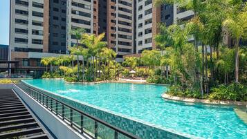Piscina externa, funciona das 10h às 22h, guarda-sóis, espreguiçadeiras