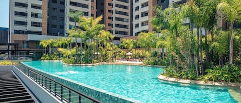 Piscina externa, funciona das 10h às 22h, guarda-sóis, espreguiçadeiras