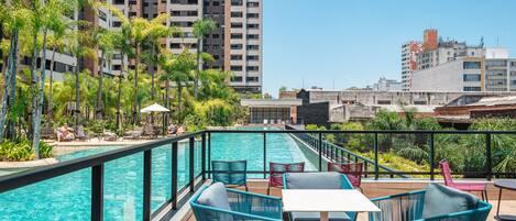 حمّام سباحة خارجي، مظلات على حمّام السباحة، مقاعد للتشمس