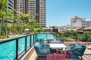 Outdoor pool, open 10:00 AM to 10:00 PM, pool umbrellas, pool loungers - Skyline da cidade em Resort paradisíaco (São Paulo)