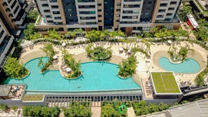 Aerial view - Skyline da cidade em Resort paradisíaco (São Paulo)
