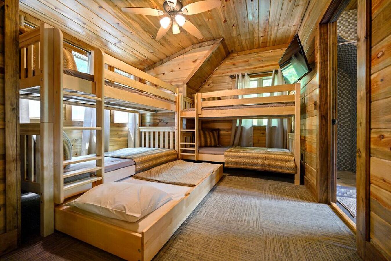 Window to Paradise · Family-Friendly Listing: 3 King En-Suites & Bunk Room