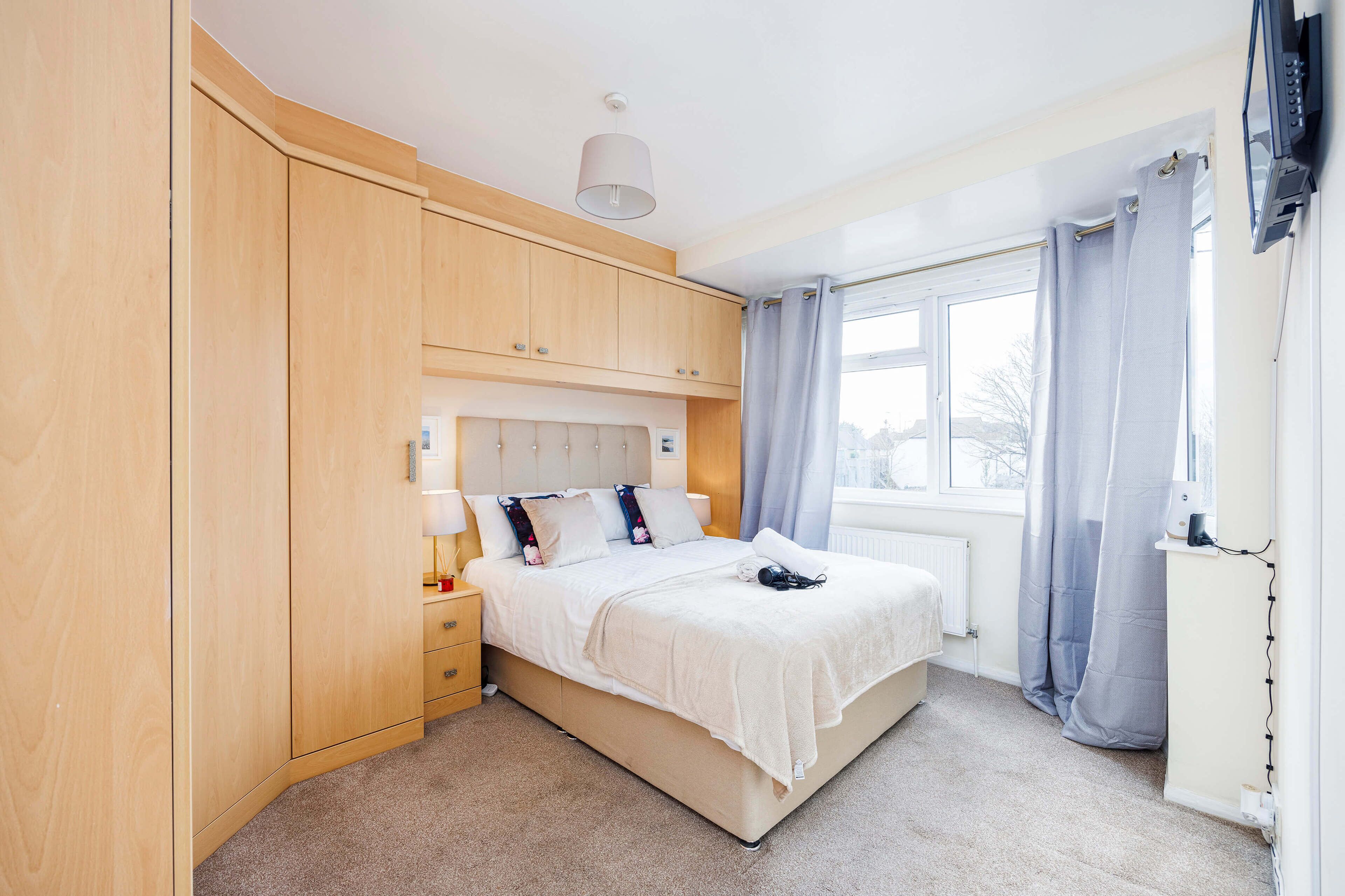 Lovely 3 Bed 1.5 bath house with Garden + Parking - Close to Lidl/Asda/Morrisson