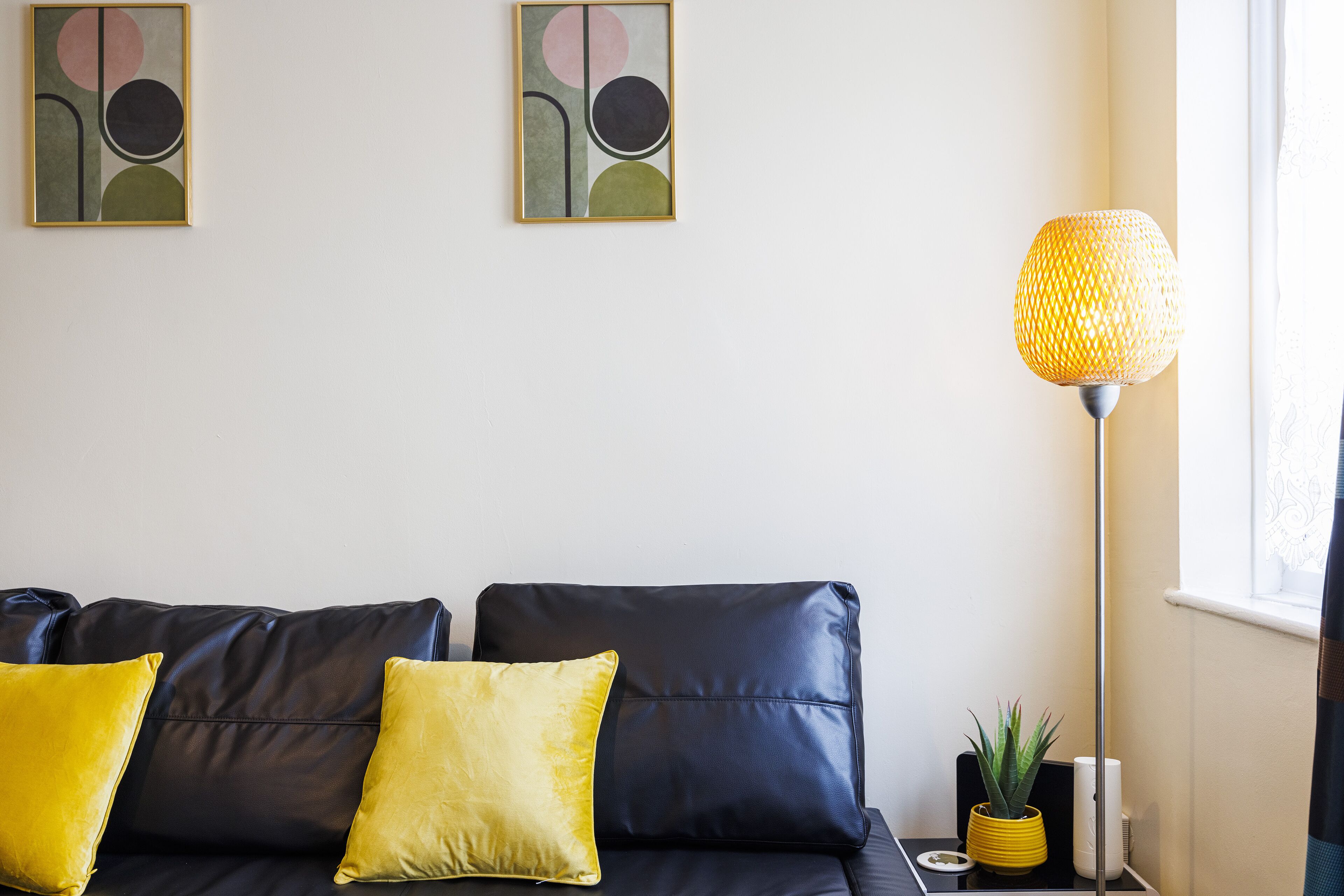 Lovely 3 Bed 1.5 bath house with Garden + Parking - Close to Lidl/Asda/Morrisson