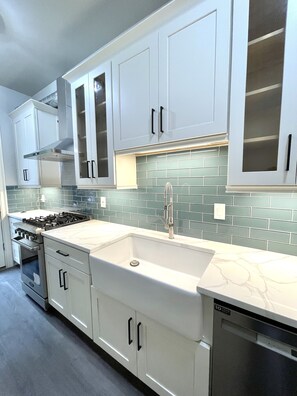 Fridge, microwave, oven, stovetop - Vacation Resort: Heated Pool, Spa, Gym, Kitchen, Laundry, in Tranquil Setting (Sugar Hill)