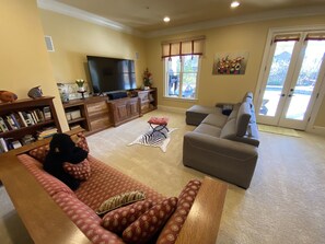 Smart TV - Vacation Resort: Heated Pool, Spa, Gym, Kitchen, Laundry, in Tranquil Setting (Sugar Hill)