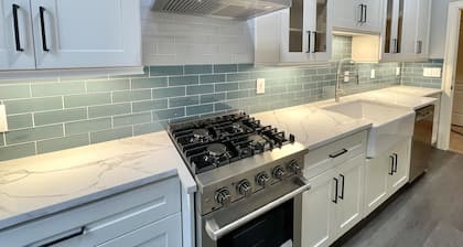 Vacation Resort: Heated Pool, Spa, Gym, Kitchen, Laundry, in Tranquil Setting