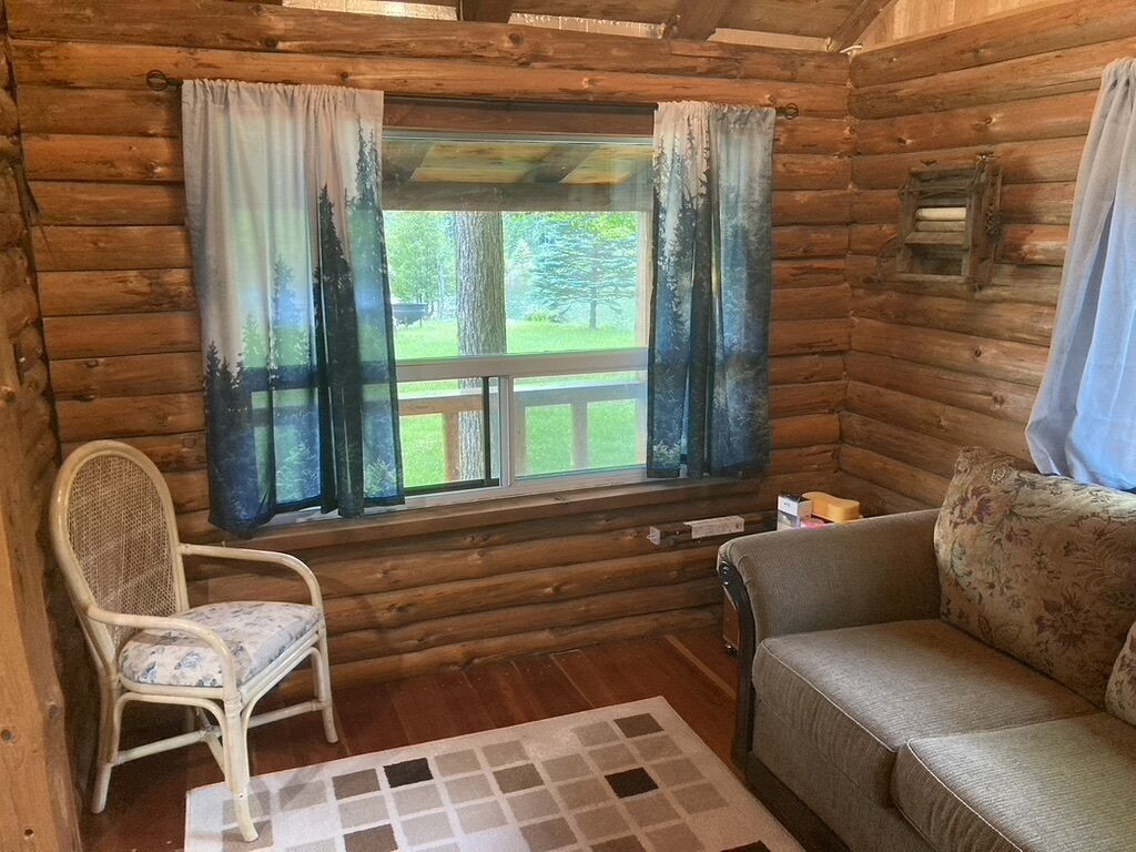 Unique secluded Log Cabin in Private lake