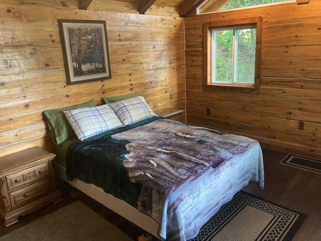 Unique secluded Log Cabin in Private lake