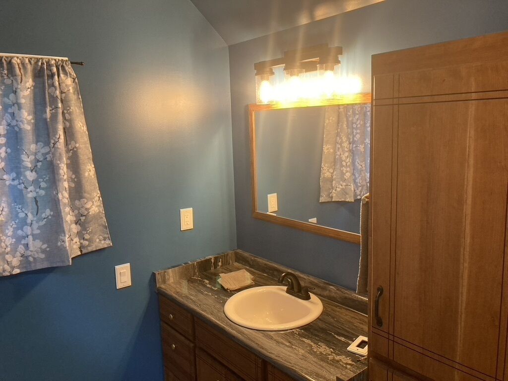 Unique secluded Log Cabin in Private lake