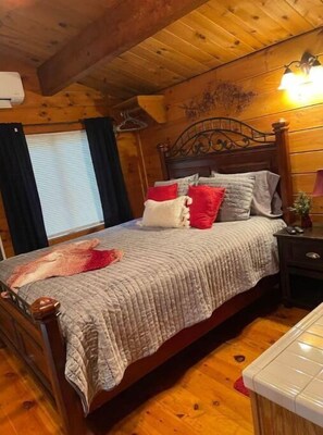 1 bedroom, desk