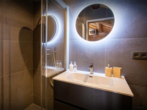 Dusche, Haartrockner, Handtücher