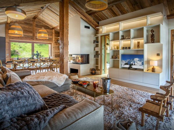 Una televisión, una chimenea, un reproductor estéreo