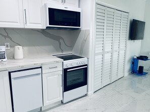 冷蔵庫、電子レンジ、オーブン、コンロ